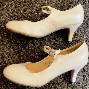 Chase & Chloe cream/nude color size 6 low mid heels Mary Jane pumps